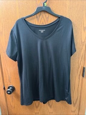 Amazon Essentials Women’s Black V-Neck Short Sleeve Tee - Relaxed Fit